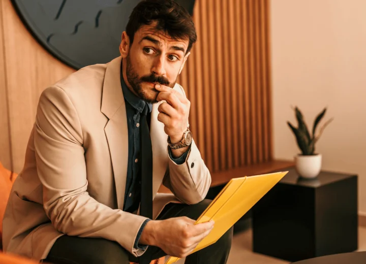 Investigar frases locales y etiqueta empresarial para sentirte más en control